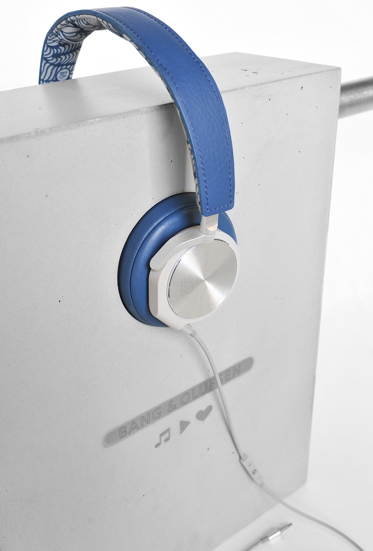 Bang-Olufsen-stand-for-Headphones-maltm_com-06