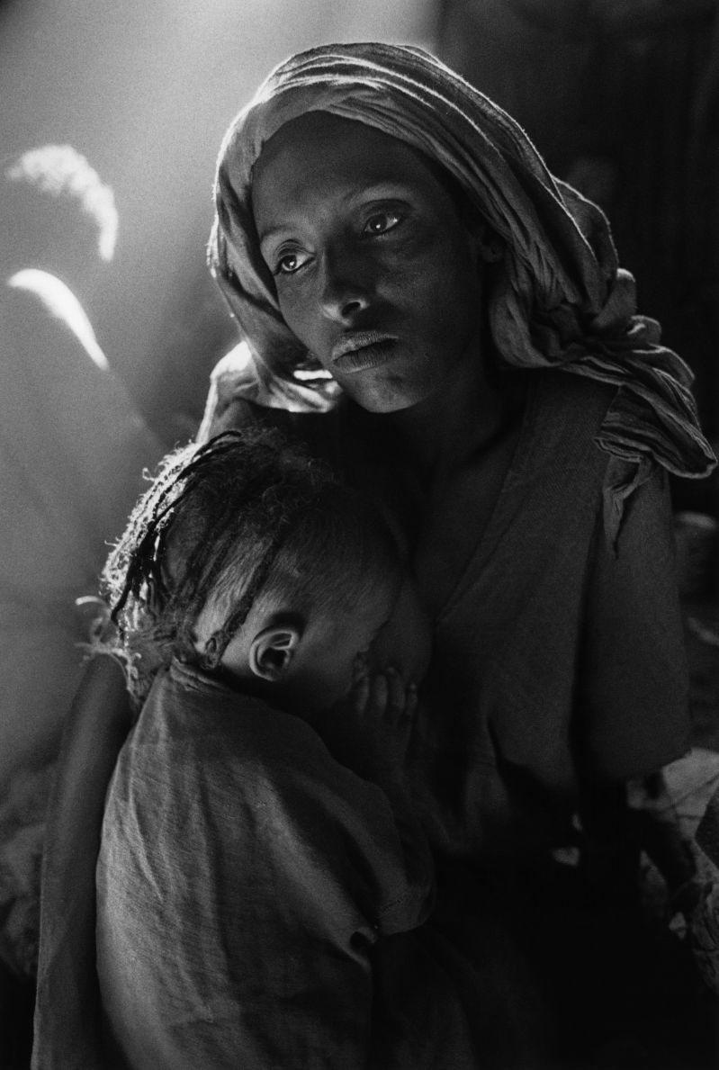 MOTHER-AND-CHILD-AT-THE-KOREM-CAMP-ETHIOPIA-1984-1-BHC0087