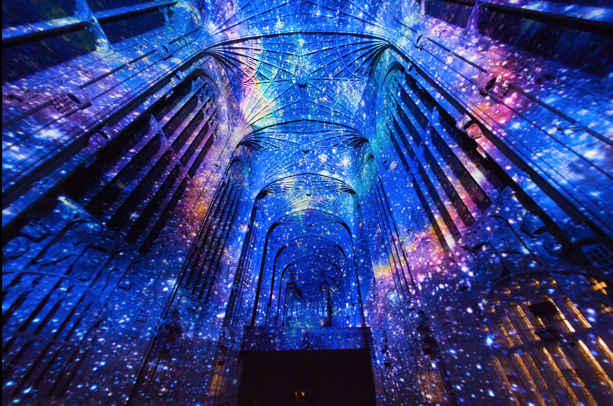 miguel-chevaliers-immersive-projections-at-kings-college-chapel-in-cambridge-maltm_com_01