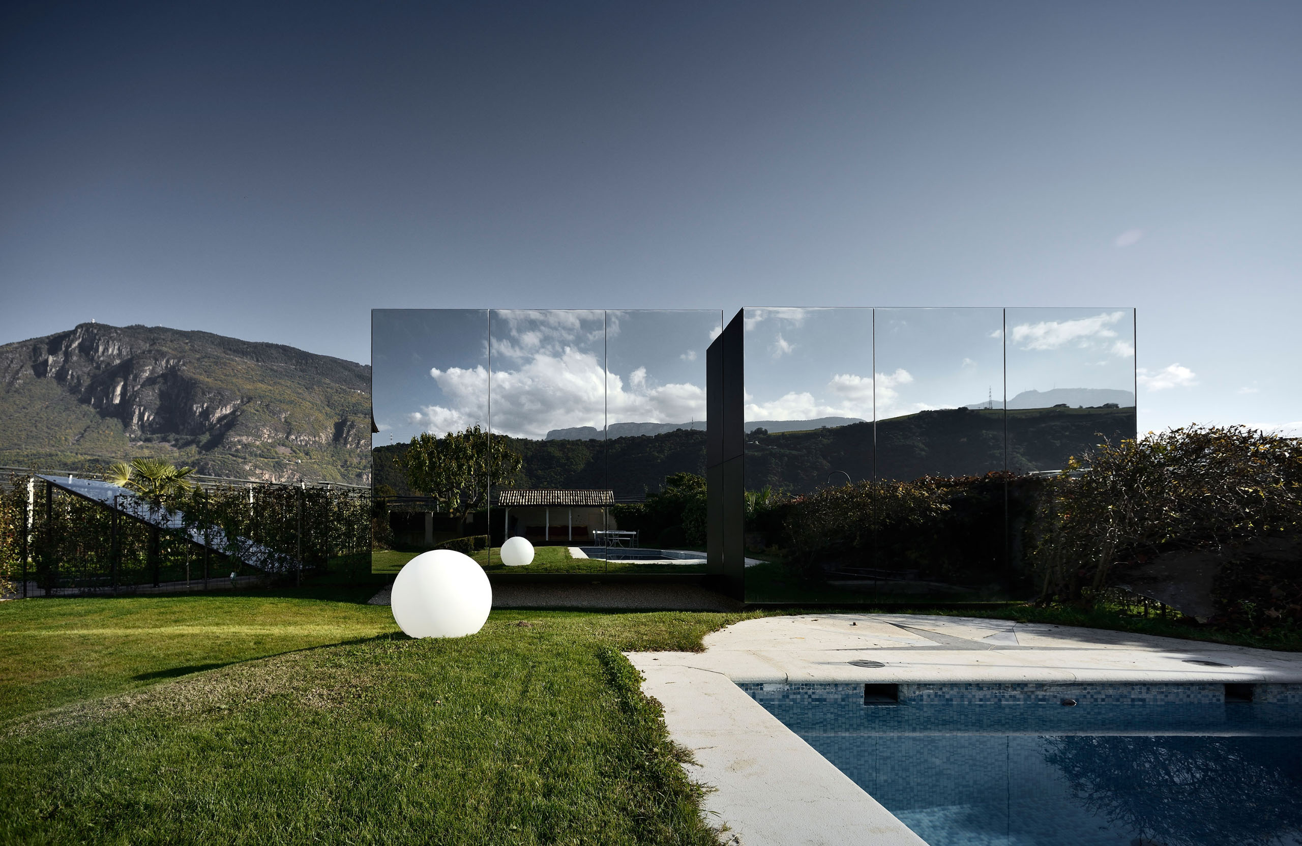 peter_pichler_architecture_Mirror-Houses-back-day-pool-1