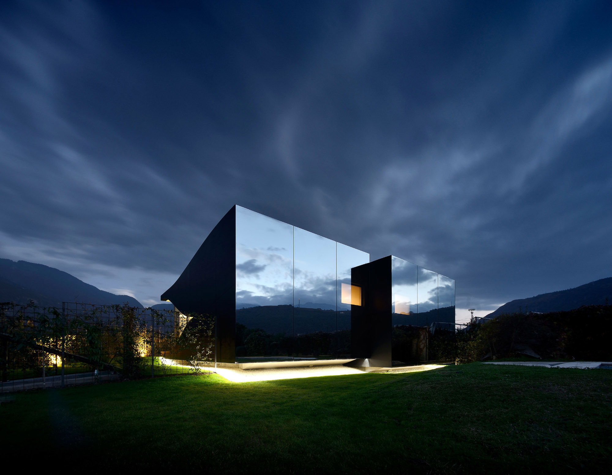 peter_pichler_architecture_Mirror-Houses-back-night