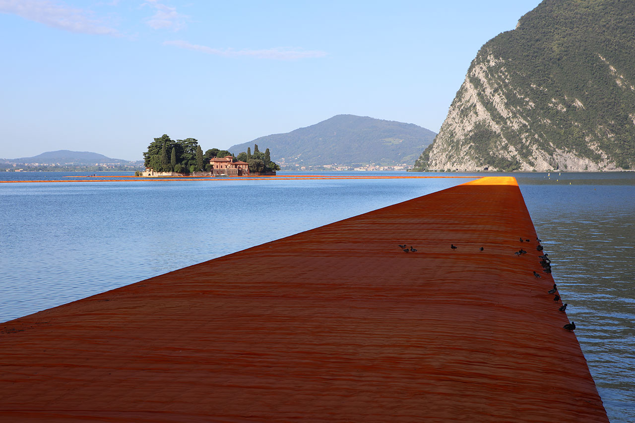 f2_christo_and_jean_claude_the_floating_piers_lake_iseo_italy_yatzer