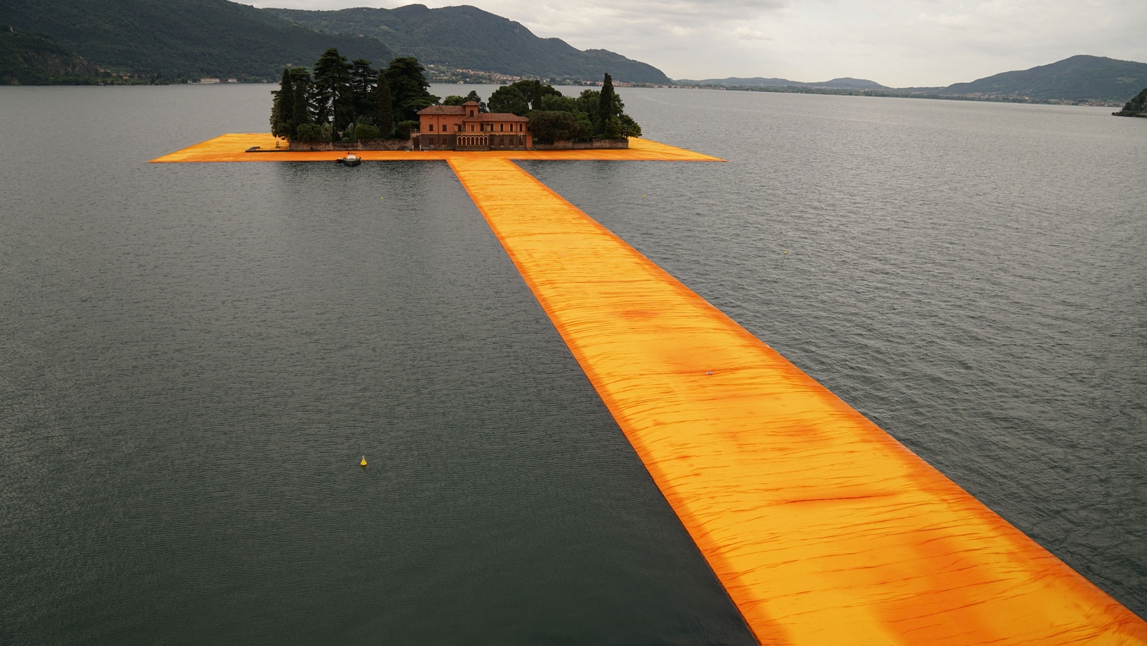 p1_christo_and_jean_claude_the_floating_piers_lake_iseo_italy_yatzer
