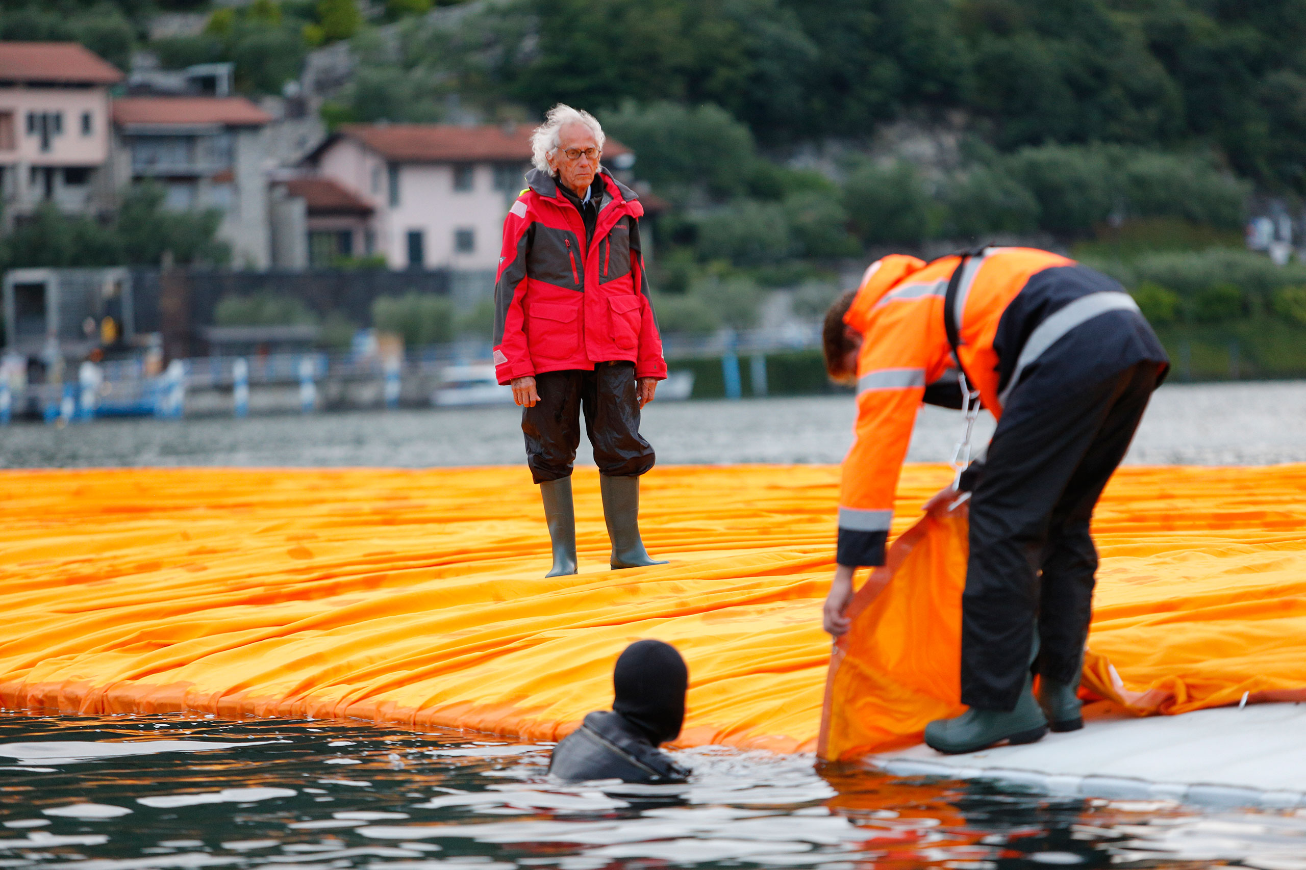 p3_christo_and_jean_claude_the_floating_piers_lake_iseo_italy_fabric_installation_yatzer