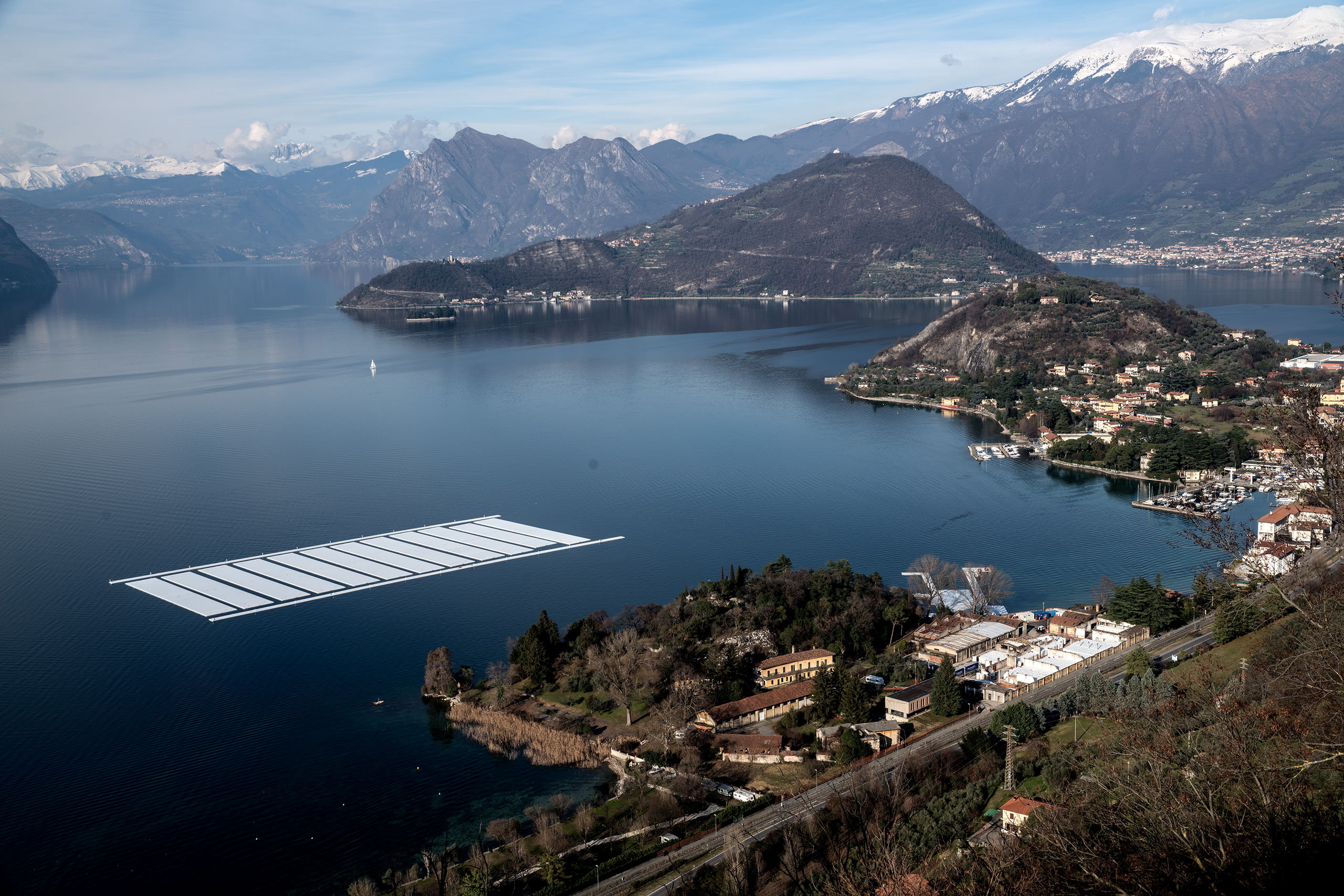 p4_christo_and_jean_claude_the_floating_piers_lake_iseo_italy_installation_yatzer