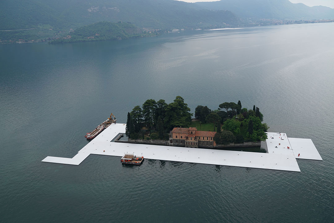 s4_christo_and_jean_claude_the_floating_piers_lake_iseo_italy_installation_yatzer