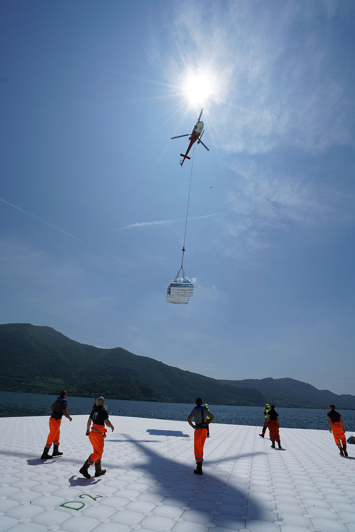 s5_christo_and_jean_claude_the_floating_piers_lake_iseo_italy_installation_yatzer
